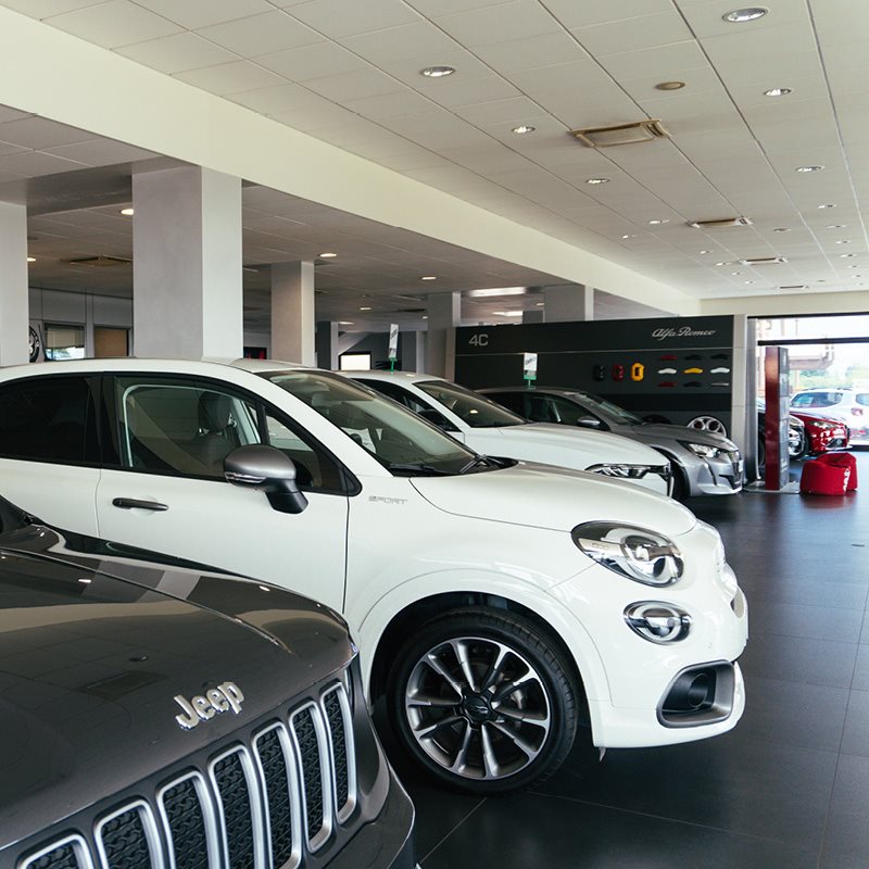 1- Ascoltiamo, Consigliamo e Guidiamo il cliente tra un ampio ventaglio di automobili usate di alta gamma e a bassissimo chilometraggio.
