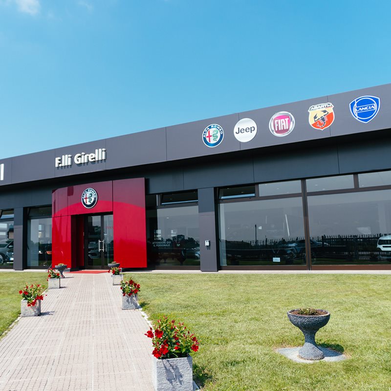 1- Ascoltiamo, Consigliamo e Guidiamo il cliente tra un ampio ventaglio di automobili usate di alta gamma e a bassissimo chilometraggio.
